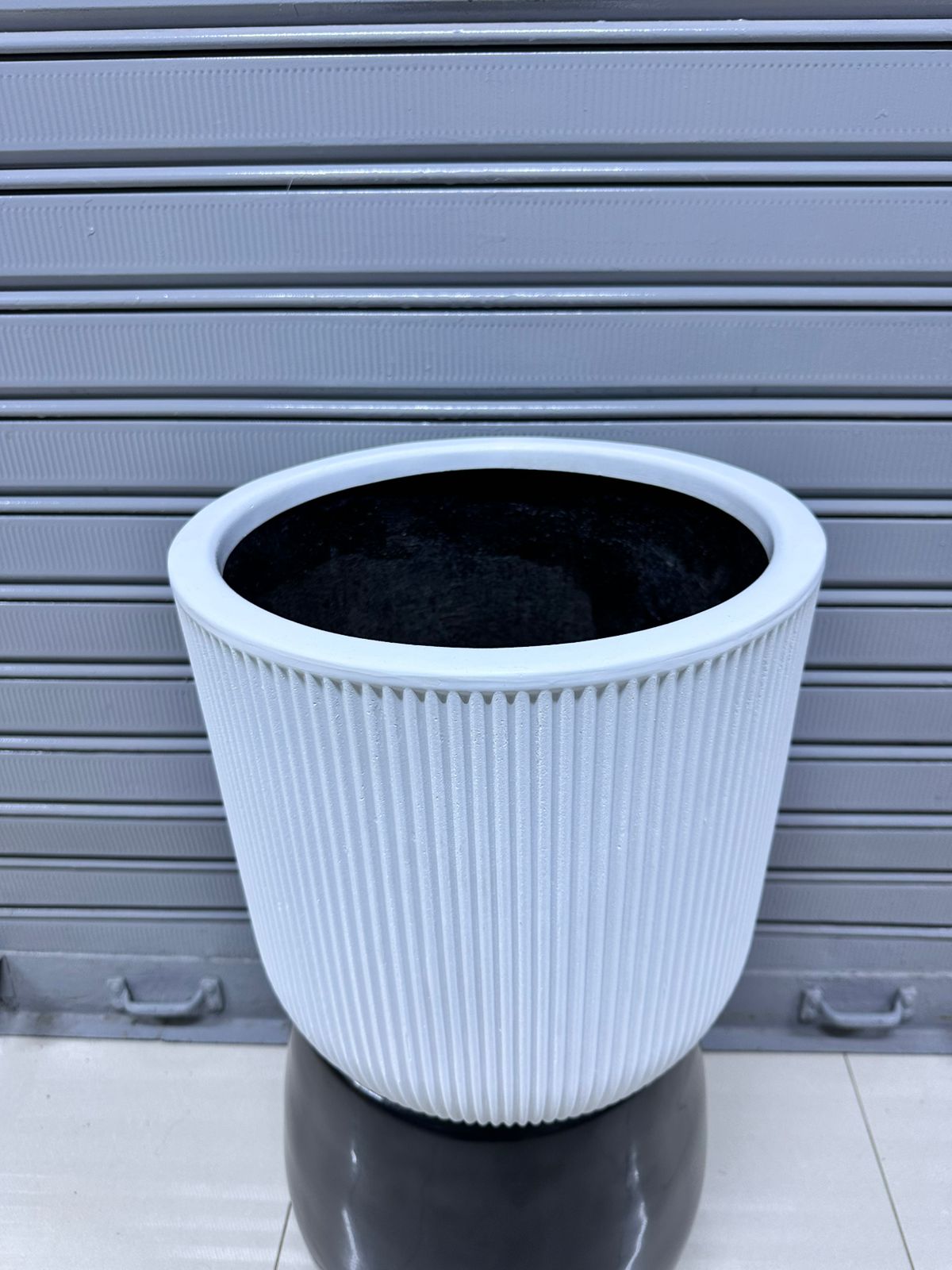 Maceta fibra de vidrio rayado | 35*30cm